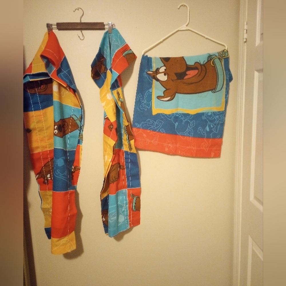 Dan River Vintage Scooby Doo 2 window treatments & 1 standard pillowcase bundle